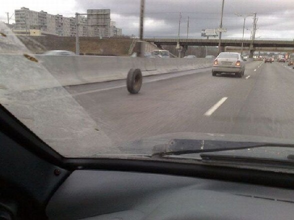 Il se fait depasser par un pneu sur l autoroute ... - action insolite sur l autoroute un pneu le depasse sur la voie de gauche sur l autoroute