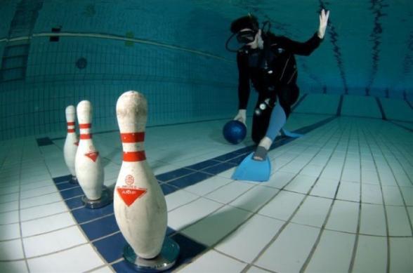 Le nouveau sport a la mode : le bowling plongee - bowling sous marin