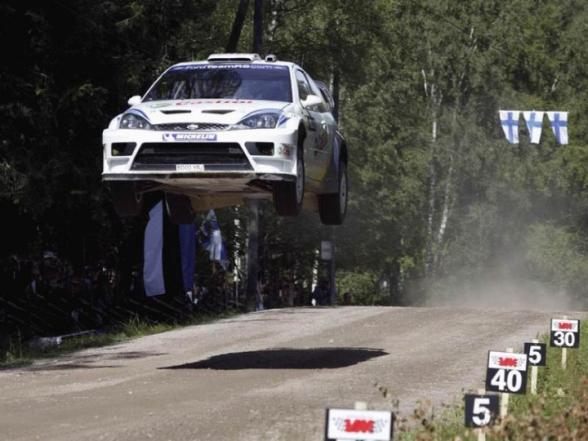 Une voiture qui fait un saut de presque 2 metres de hauteur en rally - crazy jump