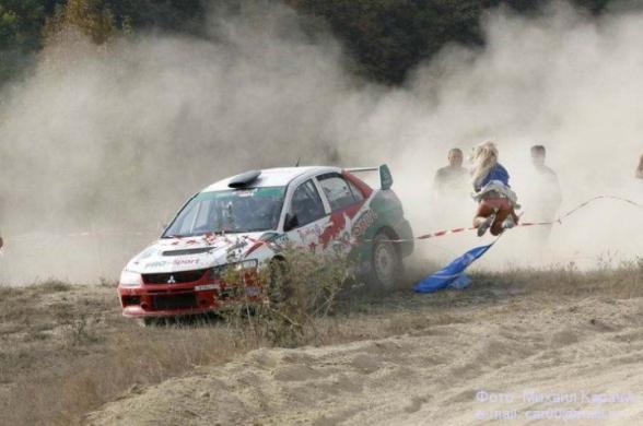 Je ne savais pas qu il y avait des pompom girl sur les rallyes lol - dangerous rally