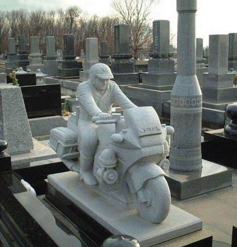 Pas tres sobre cette tombe :s - dead biker