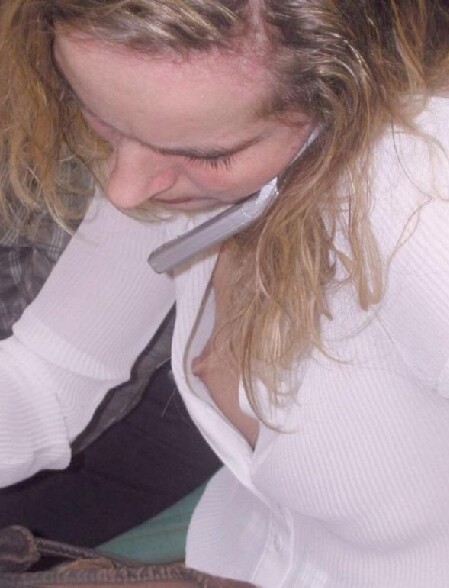 Nipple slip d une blonde au telephone ... - nipple slip d une blonde en train de telephoner avec son portable