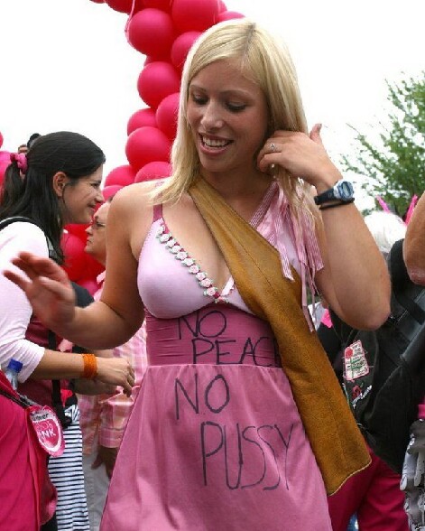 No peace, no pussy ! :p - no peace no pussy une blonde avec un message racoleur sur sa belle robe rose