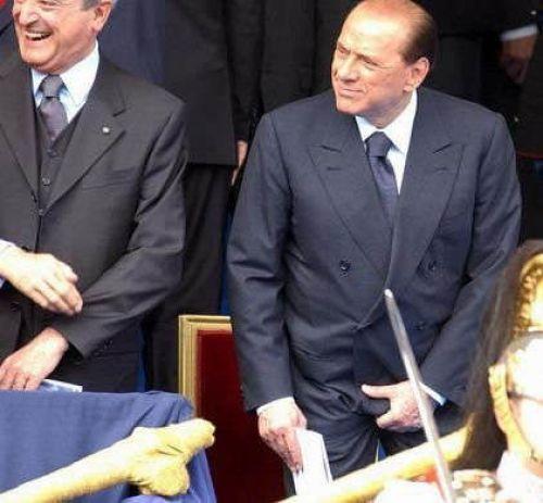 Silvio Berlusconi se gratte les c... :) - silvio berlusconi