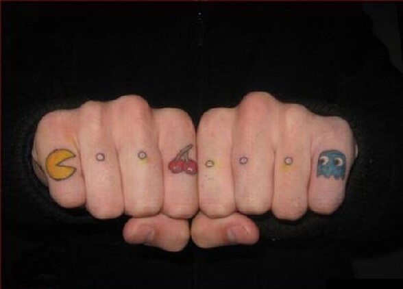 Pacman Generation : un tatoo de geek sur les phalanges - taoutage insolite un mec se fait tatouer les personnage du jeu pacman sur les phalanges de chaque doigt