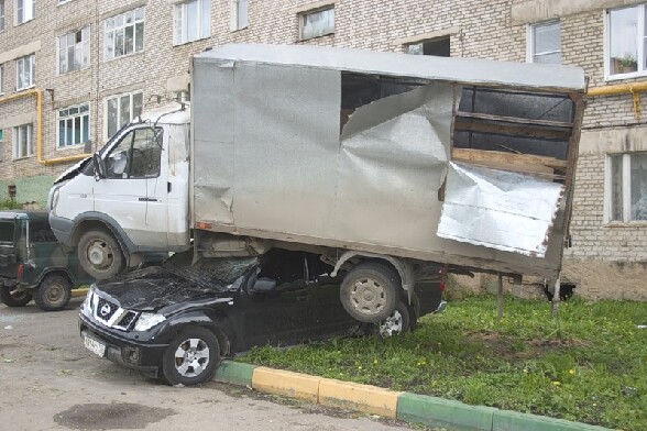 Un camion projete sur une voiture par une tornade ! - un camion projete sur une voiture par une tornade