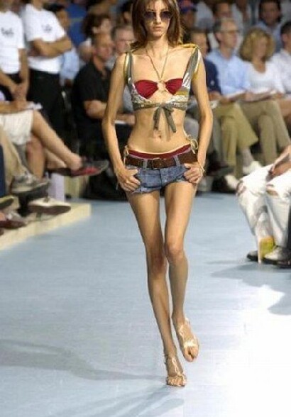 Ca met vachement en valeurs les fringues :s - un mannequin anorexique dans un defile de mode