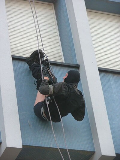Pas encore au point la descente en rappel :p - un policier qui essaye de descendre en rappel et qui perd son pantalon