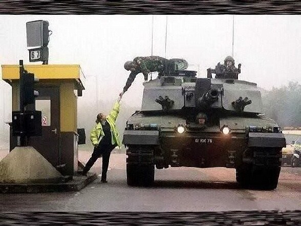 Un tank de l armee paye le peage autoroutier - un tank de l armee en train de payer le peage de l autoroute