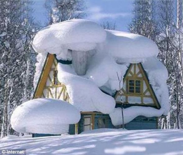 Pas sur que le toit supporte cette epaisseur de neige - une maison sous le poids de la neige