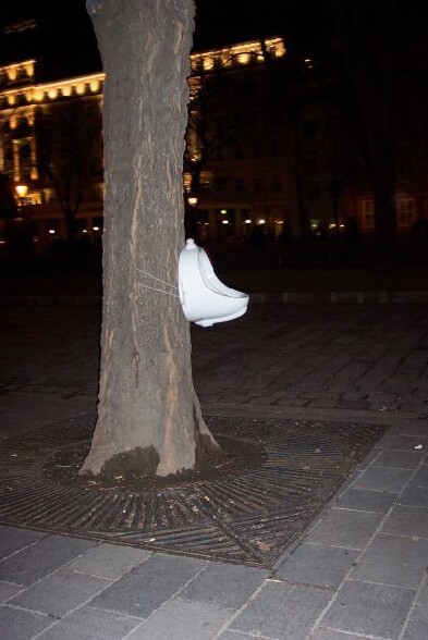 Pour ce croire comme a la maison ... ou presque - une pissotiere accrochee a un arbre