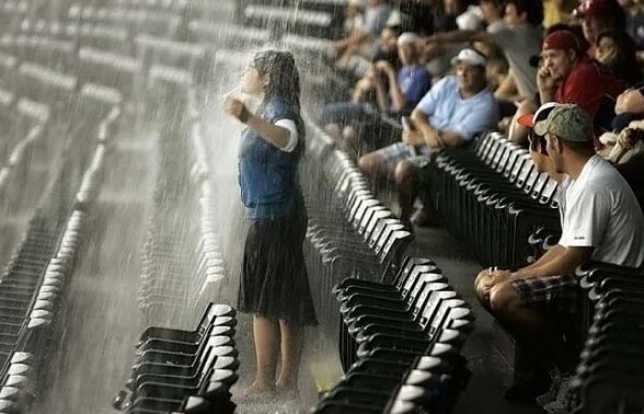Elle n a pas peur d etre mouillee ... - une supportrice dans les gradins d un stade qui prend sa douche sous la pluie