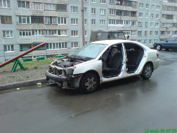 Ils ont pas laisse grand chose ! - une voiture qui s est fait depecee