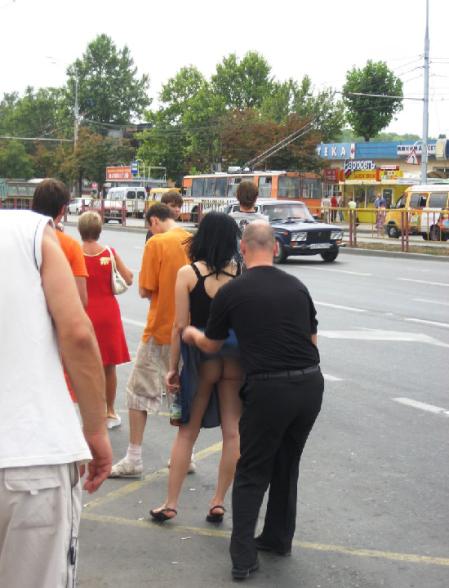 Mieux vaut mettre une culotte quand on a des amis blagueur :p - voyeur